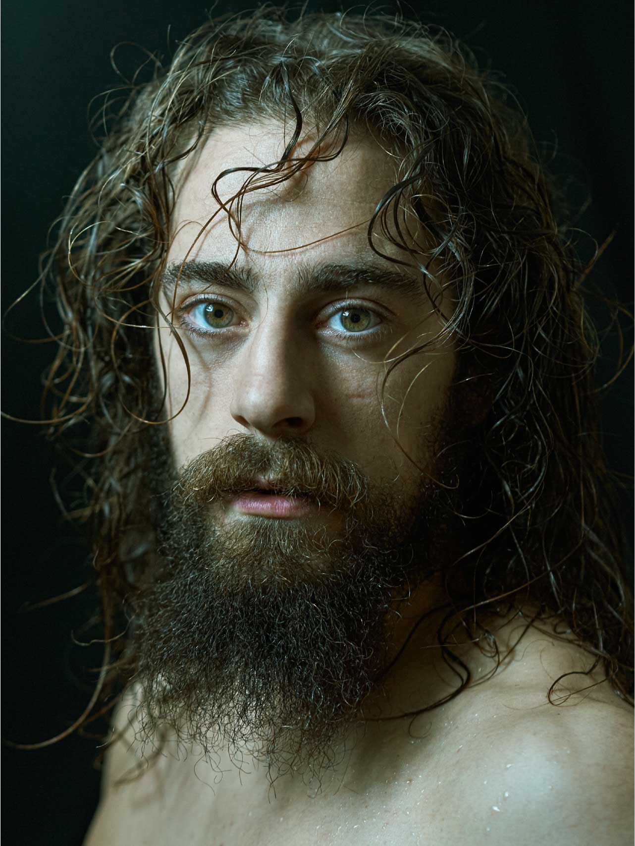 Retrato profesional Hombre con pelo largo y suelto y barba con efecto bokeh